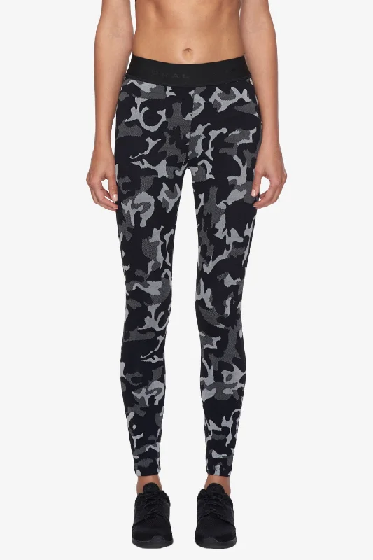 Camo Knockout Crop Legging - Black Camo/Black