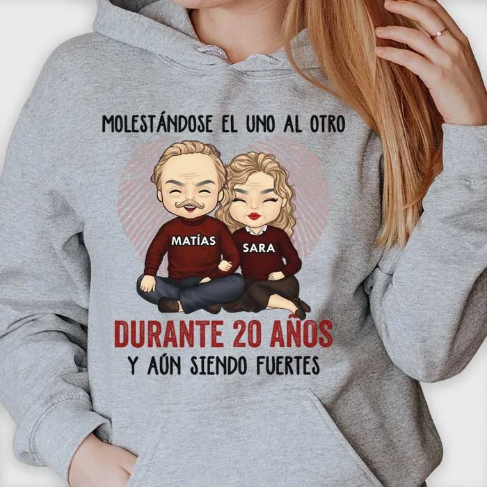 Molestándose El Uno Al Otro Durante Muchos Años Y Aún Siendo Fuertes - Anniversary Gifts, Gift For Couples, Husband Wife - Personalized Unisex Hoodie Spanish