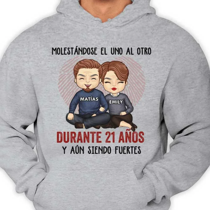 Molestándose El Uno Al Otro Durante Muchos Años Y Aún Siendo Fuertes - Anniversary Gifts, Gift For Couples, Husband Wife - Personalized Unisex Hoodie Spanish